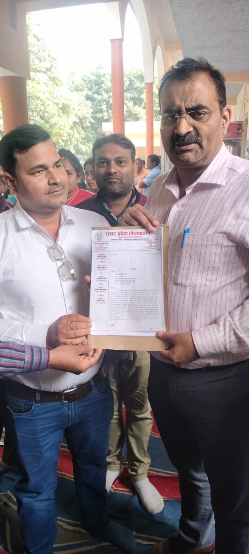 अम्बेडकर नगर : लेखपालों ने समस्याओं के समाधान को लेकर प्रशासन को सौंपा ज्ञापन