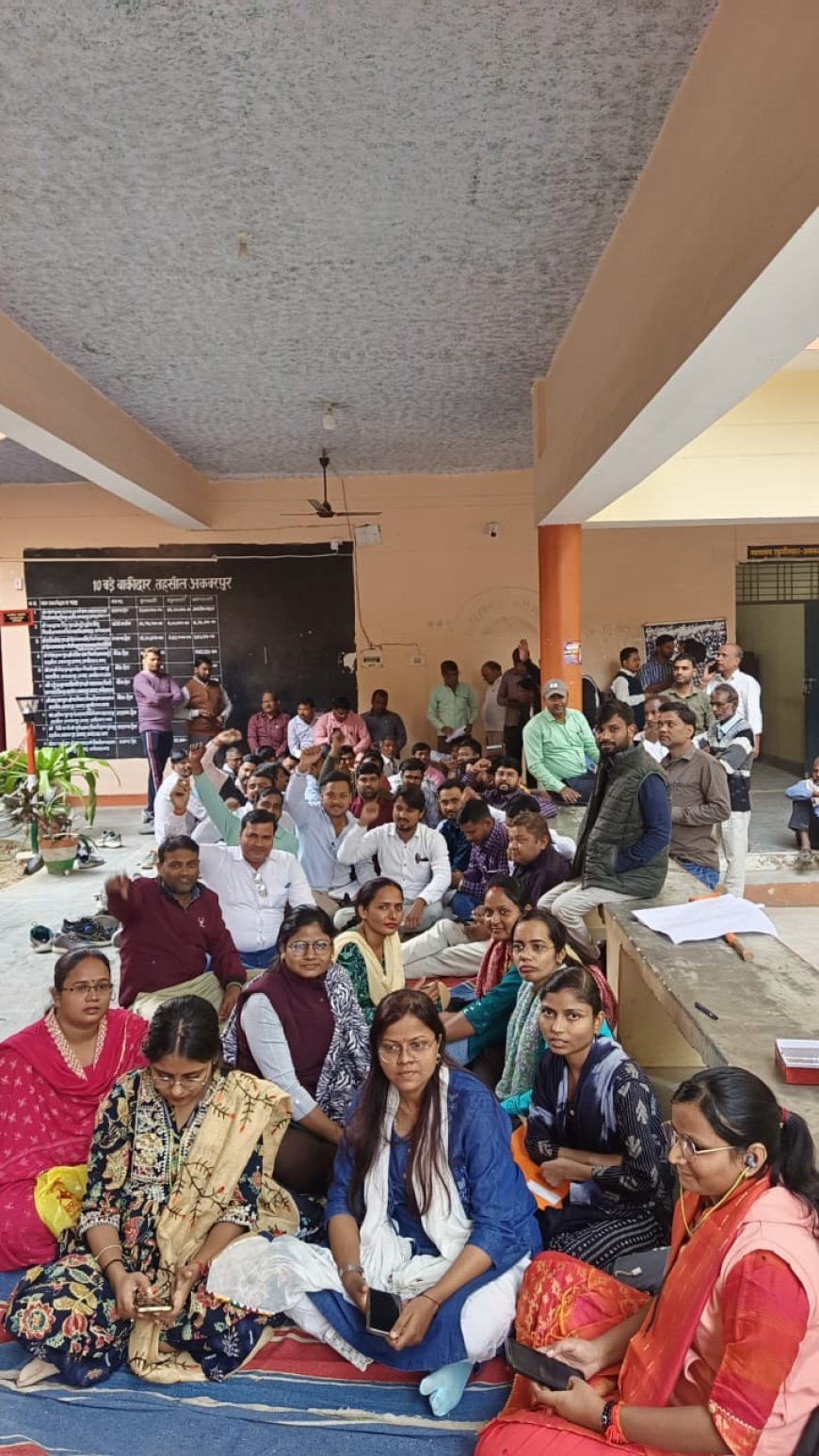 अम्बेडकर नगर : लेखपालों ने समस्याओं के समाधान को लेकर प्रशासन को सौंपा ज्ञापन