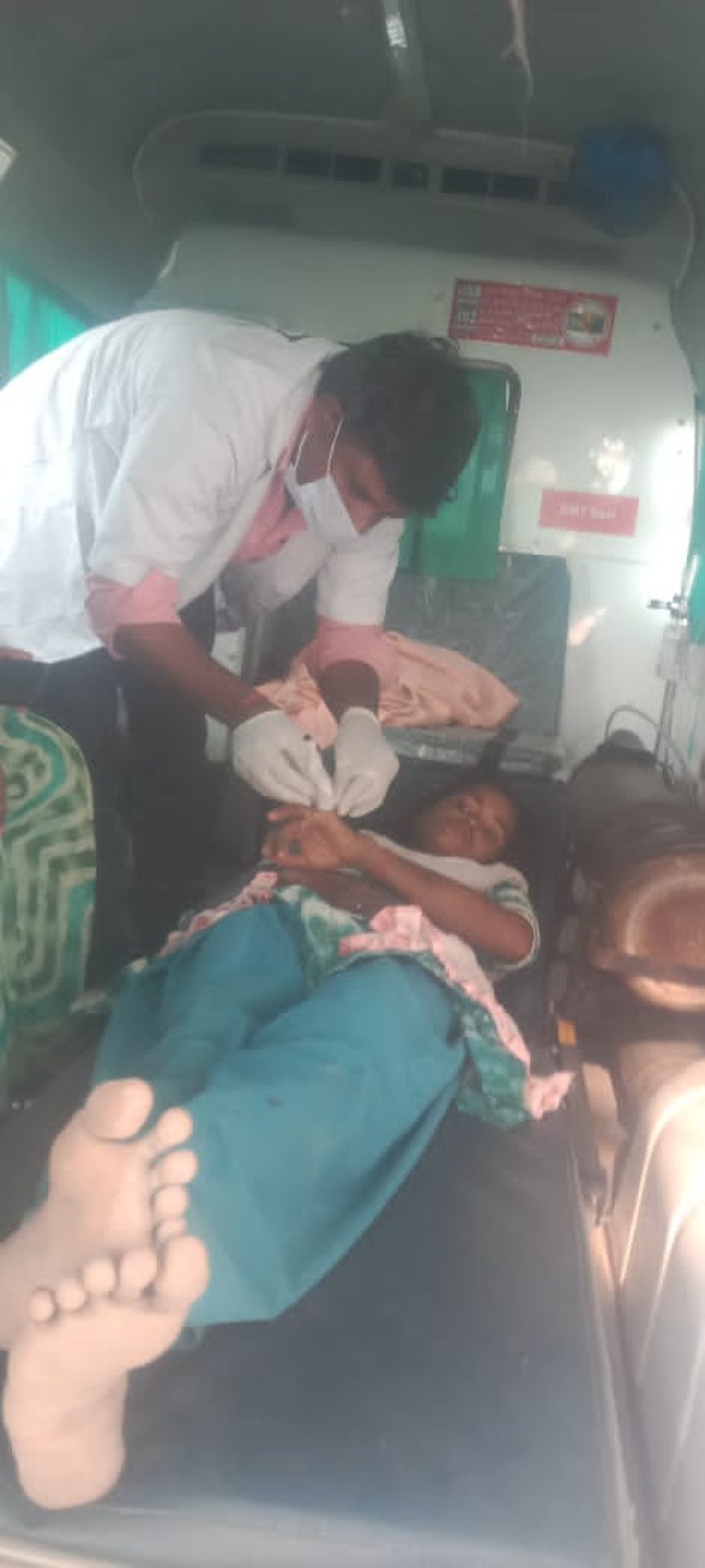 अम्बेडकर नगर : तेज रफ्तार मोटरसाइकिल सवार युवक बिजली पोल से टकराया, गंभीर अवस्था में 108 एम्बुलेंस ने पहुँचाया अस्पताल