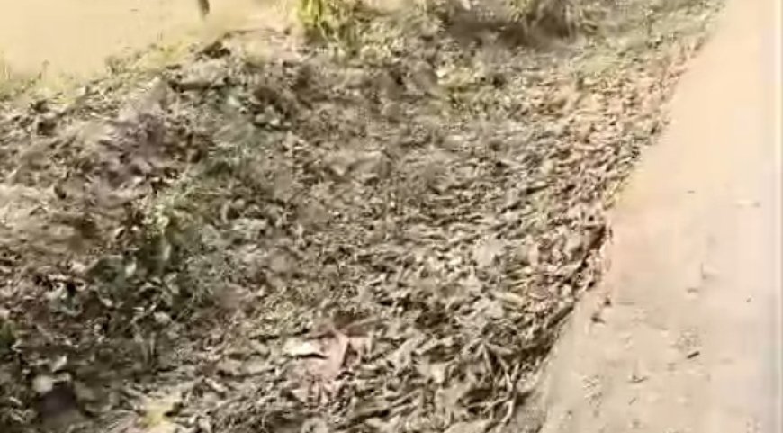 अयोध्या : पीडब्ल्यूडी विभाग ने बकचुना गांव के लोगों को किया गुमराह कई महीनो से खुदी सड़क पर नहीं डाली गिट्टी