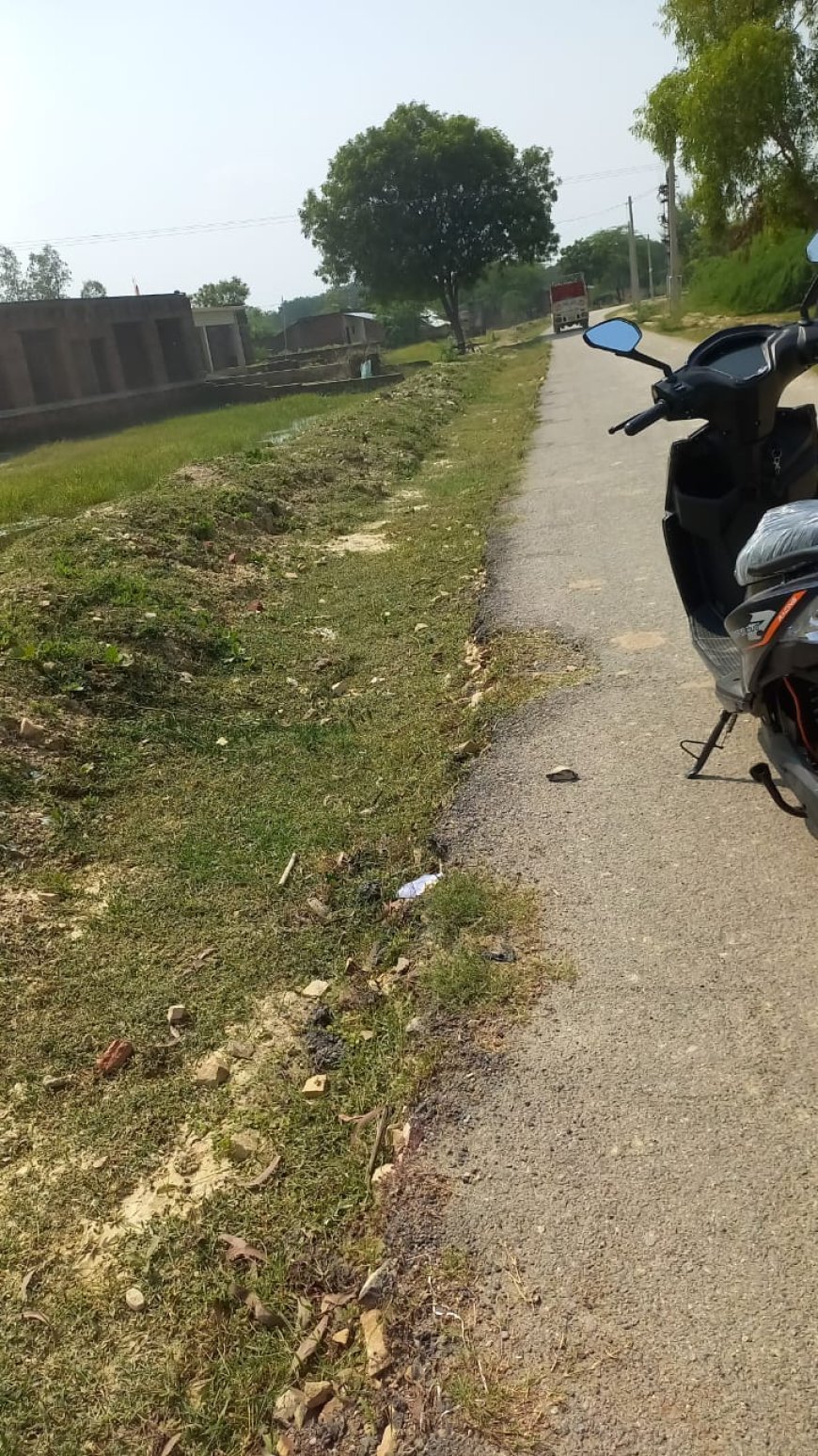 अयोध्या : पीडब्ल्यूडी विभाग ने बकचुना गांव के लोगों को किया गुमराह कई महीनो से खुदी सड़क पर नहीं डाली गिट्टी