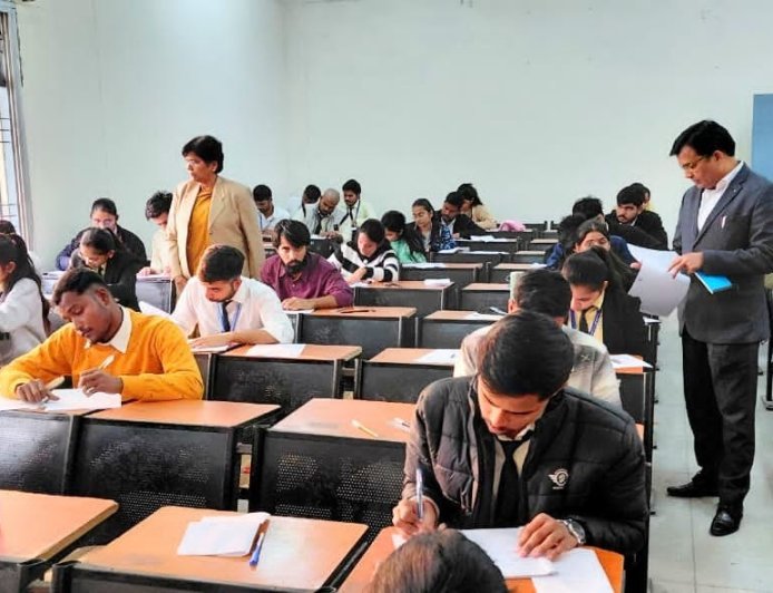 जौनपुर : ​कुलपति  ने किया परिसर की सेमेस्टर परीक्षाओं का निरीक्षण