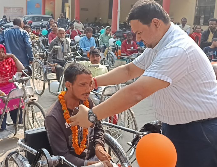 अम्बेडकरनगर: अंतरराष्ट्रीय दिव्यांगजन दिवस पर अंबेडकरनगर में सहायक उपकरण वितरण, 138 दिव्यांगजन लाभान्वित