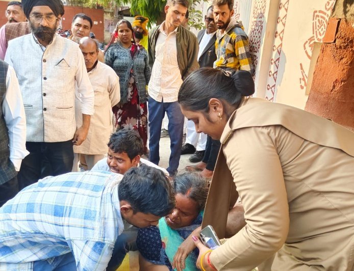 सुल्तानपुर : डीएम के जनता दरबार में महिला फरियादी बेहोश, मचा हड़कप