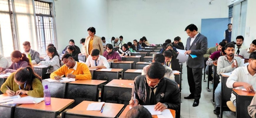 जौनपुर : ​कुलपति  ने किया परिसर की सेमेस्टर परीक्षाओं का निरीक्षण