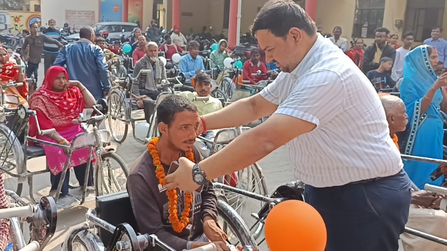 अम्बेडकरनगर: अंतरराष्ट्रीय दिव्यांगजन दिवस पर अंबेडकरनगर में सहायक उपकरण वितरण, 138 दिव्यांगजन लाभान्वित