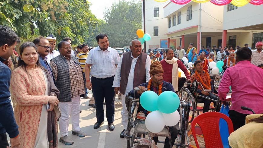 अम्बेडकरनगर: अंतरराष्ट्रीय दिव्यांगजन दिवस पर अंबेडकरनगर में सहायक उपकरण वितरण, 138 दिव्यांगजन लाभान्वित