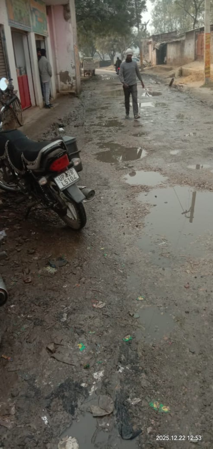 अयोध्या: जल निकासी न होने से अमानीगंज तिराहे पर बह रहा गंदा पानी, पीडब्ल्यूडी विभाग की सड़क क्षति ग्रस्त, इसी रास्ते से श्रद्धालु जाते हैं मां कामाख्या धाम