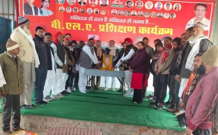 पीलीभीत: सपा कार्यालय पर धूमधाम से मनाई गई सावित्रीबाई फुले जयंती, 2027 की तैयारी में जुटा संगठन