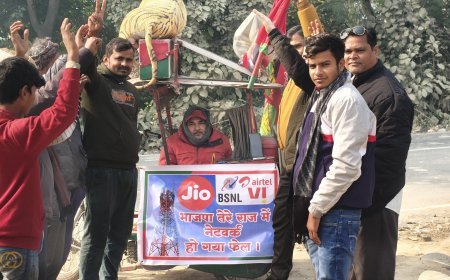 अयोध्या: मोबाइल नेटवर्क की समस्या को लेकर ग्रामीणों के साथ सपा का जोरदार प्रदर्शन