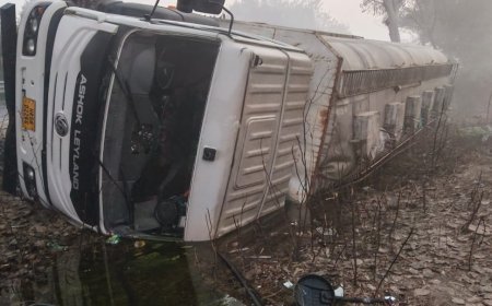 लखनऊ–अयोध्या हाईवे पर केमिकल लदा टैंकर पलटा, बड़ा हादसा टला; पुलिस मौके पर तैनात