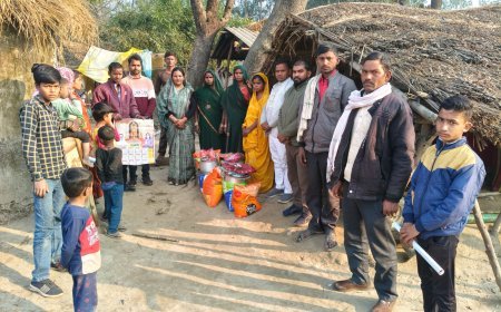 अयोध्या : अग्निकांड पीड़ितों के बीच पहुंचीं सुमन पासवान, राहत सामग्री व आर्थिक सहायता देकर बढ़ाया ढांढस