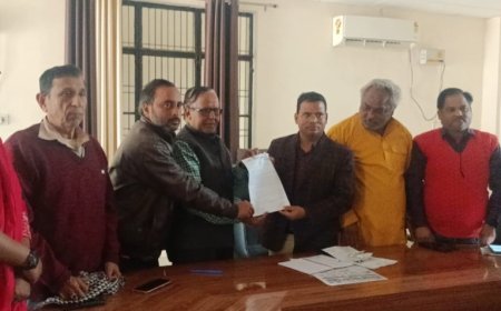 अयोध्या: अन्तर्राष्ट्रीय मीडिया सेंटर की समस्याओं को लेकर पत्रकारों की जिला सूचना अधिकारी से बैठक