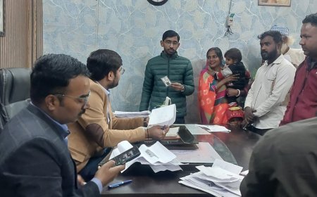 पीलीभीत : अफसर तहसील में एसआईआर फॉर्म की समस्याए कर रहे दूर