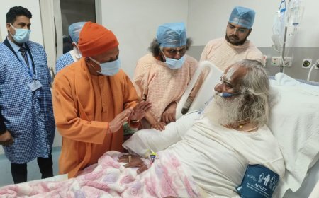 मुख्यमंत्री योगी आदित्यनाथ ने श्री राम जन्मभूमि तीर्थ क्षेत्र के अध्यक्ष महंत नित्य गोपाल दास से की मुलाकात, शीघ्र स्वस्थ होने की कामना की