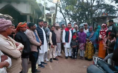 अयोध्या: सपा नेता चौधरी शहरयार ने मृतक रामसूरत रावत के परिजनों से मिलकर बंधाया ढांढस, दी आर्थिक सहायता