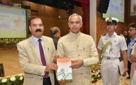 उत्तर प्रदेश स्थापना दिवस पर गुजरात में सुलतानपुर के डॉ. आनंद त्रिपाठी का अनूठा सम्मान, राज्यपाल को भेंट की काव्यात्मक न्याय संहिता