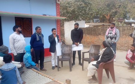 अम्बेडकरनगर: गांव-गांव जाकर कानून की अलख जगा रहे एडवोकेट नरेंद्र बहादुर, ग्रामीणों को दे रहे मुफ्त कानूनी जागरूकता