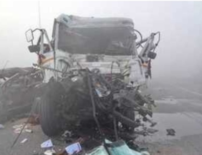 आजमगढ़ में भीषण सड़क हादसा: ट्रक–ट्रेलर–कार की भिड़ंत में दो की मौत, बरेली जा रहा था परिवार