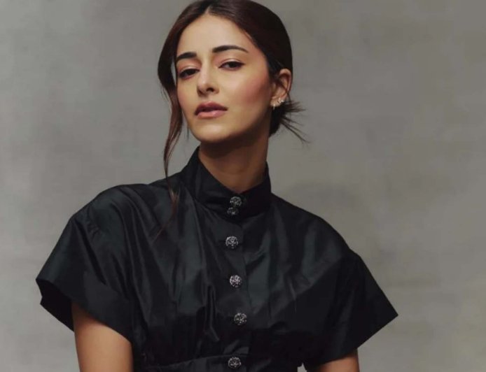 अनन्या पांडे की मिरर सेल्फी वायरल, चोट के साथ दिखा 90s बॉलीवुड नॉस्टैल्जिया