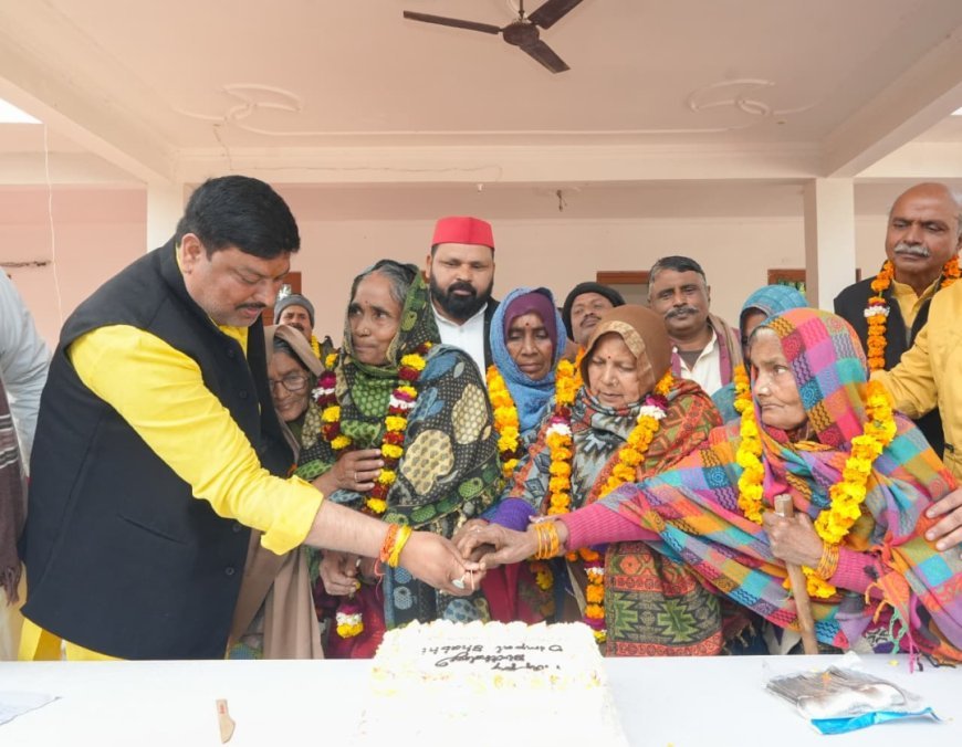 अयोध्या में सांसद डिंपल यादव का जन्मदिन धूमधाम से मनाया गया, पूर्व मंत्री तेज नारायण पांडे पवन ने किया कंबल वितरण