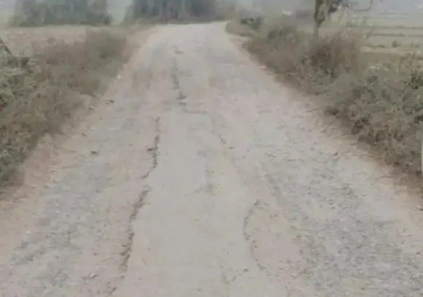 अयोध्या : मोहली सड़क जर्जर,आवागमन में भारी परेशानी, ग्रामीणों ने प्रशासन से मरम्मत की मांग की, हादसों का बना खतरा