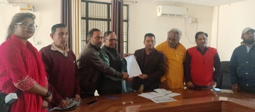 अयोध्या: अन्तर्राष्ट्रीय मीडिया सेंटर की समस्याओं को लेकर पत्रकारों की जिला सूचना अधिकारी से बैठक