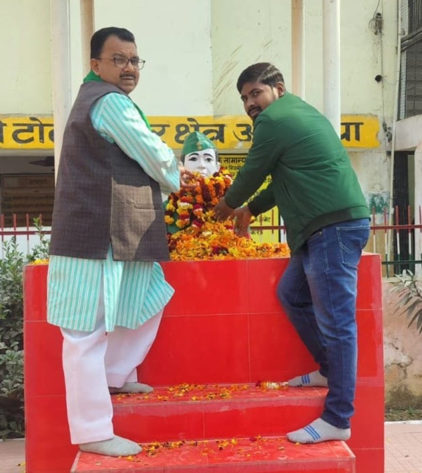 अयोध्या : नेताजी सुभाष चंद्र बोस की जयंती पर भारतीय किसान यूनियन ने माल्यार्पण कर श्रद्धांजलि अर्पित की
