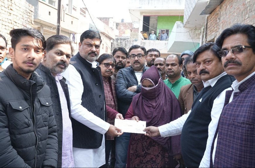 अयोध्या: अखिलेश यादव ने पीड़ित परिवार को भेजी ₹1 लाख की आर्थिक सहायता, सपा नेताओं ने जाकर सौंपा चेक