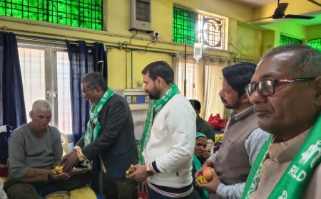 जौनपुर: किसानों के मसीहा चौधरी अजीत सिंह के जन्मदिवसपर फल वितरण