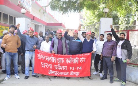 जौनपुर: डाकघर कर्मचारियों का जोरदार प्रदर्शन, पुरानी पेंशन सहित कई मांगों को लेकर मुख्य डाकघर पर धरना