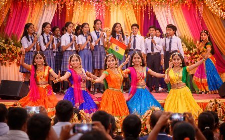 जौनपुर: छात्र छात्राओं द्वारा गीत नृत्य सुनकर लोग भाव विभोर