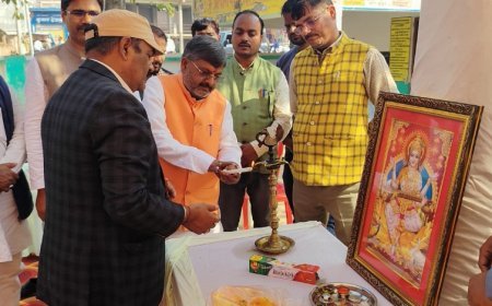 अयोध्या: रुदौली-मवई में हमारा आंगन, हमारे बच्चे कार्यक्रम, विधायक रामचंद्र यादव ने बच्चों को वितरित की शैक्षिक सामग्री