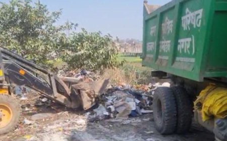 अम्बेडकर नगर: जनपद मुख्यालय में कचरा संग्रहण व्यवस्था पर सवाल,आबादी के बीच एकत्रित कूड़े से दुर्गंध, स्वास्थ्य जोखिम बढ़ा