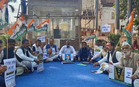 लखीमपुर खीरी : लाठीचार्ज के खिलाफ कांग्रेस का प्रदर्शन