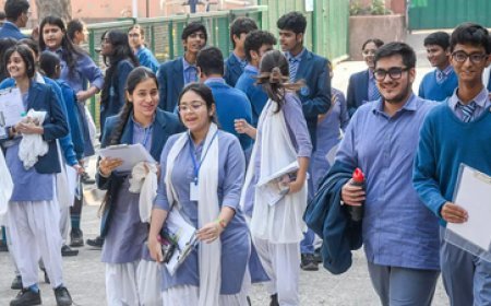 UP Board Exam 2026: यूपी बोर्ड का बड़ा फैसला, सेंटर पर देरी और बिना एडमिट कार्ड के पहुंचने वाले छात्रों को ऐतिहासिक राहत, अब नहीं छूटेगी परीक्षा