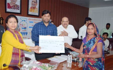 लखीमपुर खीरी: उज्ज्वला योजना से रोशन हुई होली, जनप्रतिनिधियों ने डीएम संग बांटे प्रतीकात्मक चेक