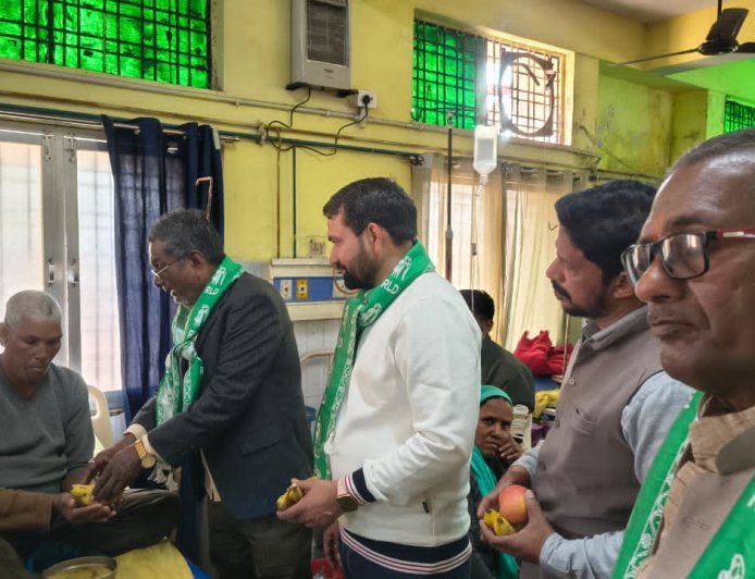 जौनपुर: किसानों के मसीहा चौधरी अजीत सिंह के जन्मदिवसपर फल वितरण