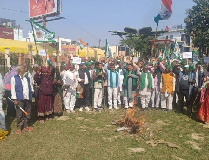 अयोध्या: भाकियू का जोरदार प्रदर्शन, रोड जाम कर फूंका ट्रंप–मोदी का पुतला, भारत-अमेरिका ट्रेड डील रद्द करने की मांग