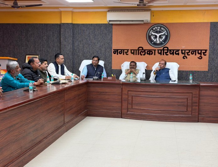 पीलीभीत: बैठक में जर्जर सड़कों पर गरजे सभासद, होली मिलन समारोह का प्रस्ताव पारित