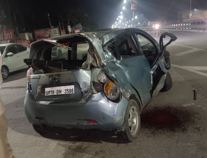 अयोध्या में भीषण सड़क हादसा, सहादतगंज बाईपास पर कार के उड़े परखच्चे, युवक की हालत गंभीर