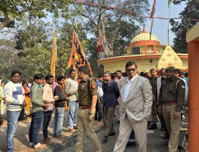 पीलीभीत: डीएम-एसपी ने बाबा इक्हत्तरनाथ मंदिर में सुरक्षा व सुविधाओं का लिया जायजा