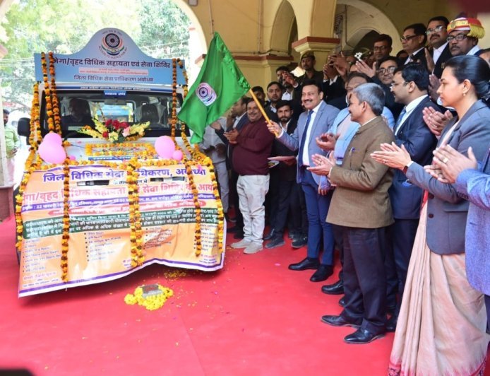अयोध्या: जनपद न्यायाधीश रणंजय कुमार वर्मा ने हरी झंडी दिखाकर ‘न्याय रथ’ को किया रवाना, 22 फरवरी को अवध विश्वविद्यालय में लगेगा मेगा विधिक सेवा शिविर