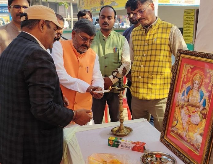 अयोध्या: रुदौली-मवई में हमारा आंगन, हमारे बच्चे कार्यक्रम, विधायक रामचंद्र यादव ने बच्चों को वितरित की शैक्षिक सामग्री