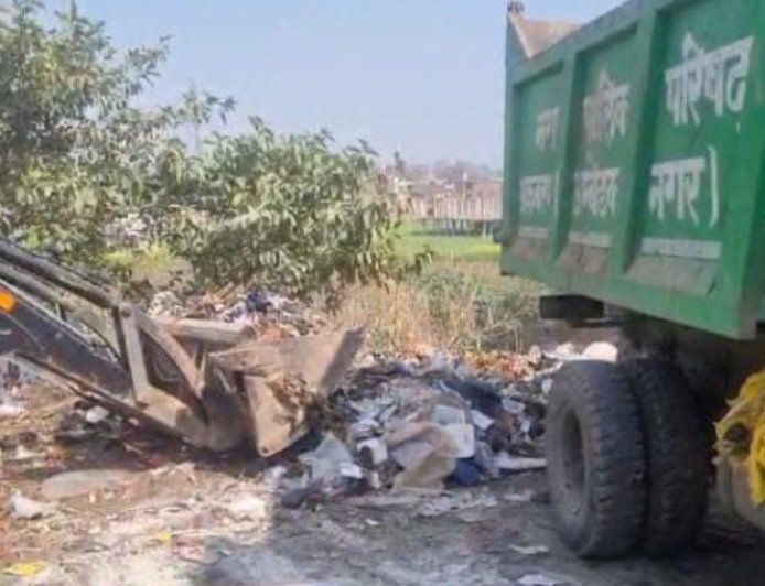 अम्बेडकर नगर: जनपद मुख्यालय में कचरा संग्रहण व्यवस्था पर सवाल,आबादी के बीच एकत्रित कूड़े से दुर्गंध, स्वास्थ्य जोखिम बढ़ा