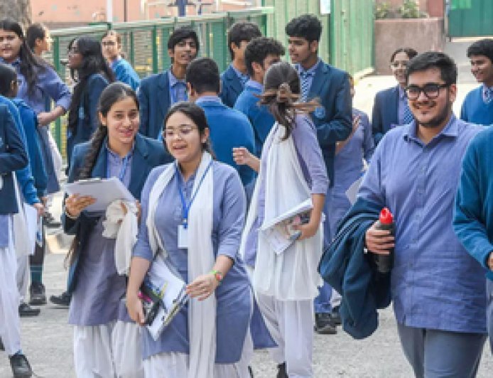 UP Board Exam 2026: यूपी बोर्ड का बड़ा फैसला, सेंटर पर देरी और बिना एडमिट कार्ड के पहुंचने वाले छात्रों को ऐतिहासिक राहत, अब नहीं छूटेगी परीक्षा