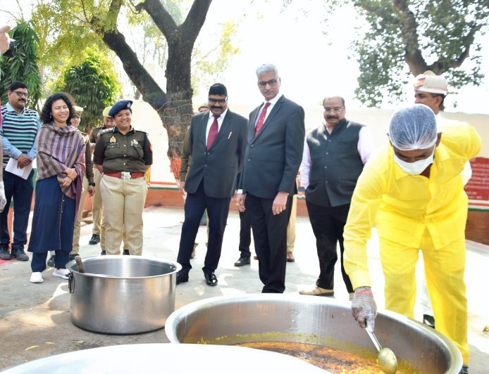 लखीमपुर खीरी: प्रशासनिक न्यायमूर्ति ने जिला कारागार का किया औचक निरीक्षण