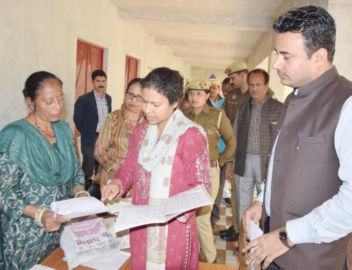 लखीमपुर खीरी: विशेष अभियान में डीएम ने किया बूथों का औचक निरीक्षण