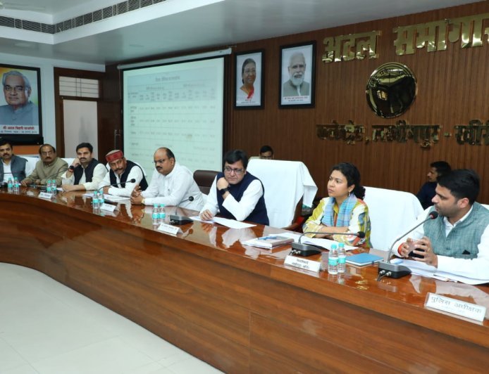 लखीमपुर खीरी: प्रभारी मंत्री ने विकास योजनाओं की समीक्षा की, डीएम की पहल सराही