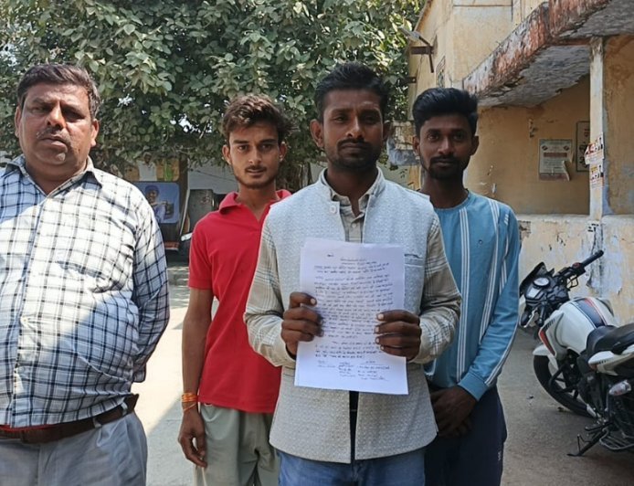 शाहजहांपुर: ग्राम जरियन पुर में सीसी रोड पर अवैध कब्जा